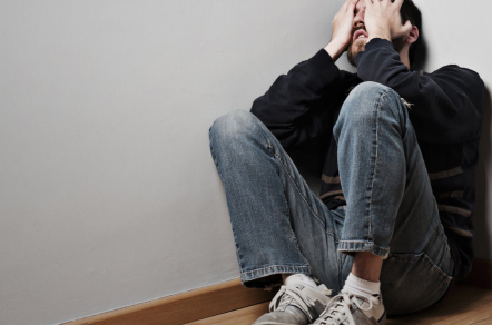 Мужчина плохо себя чувствует из-за зависимости
